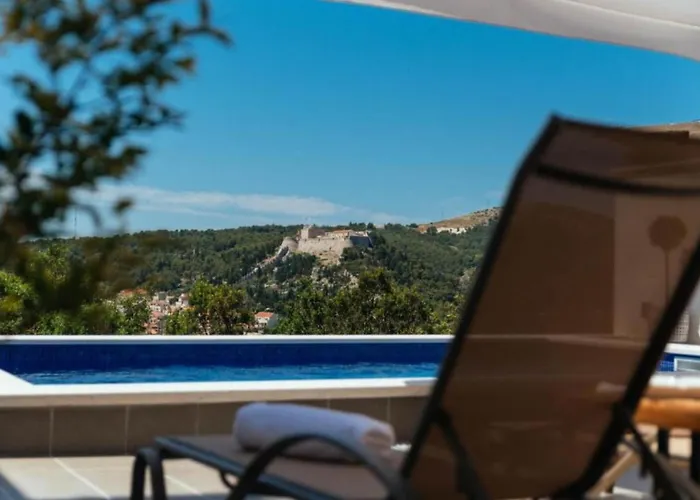 Trogrli - With Balcony شقة هفار