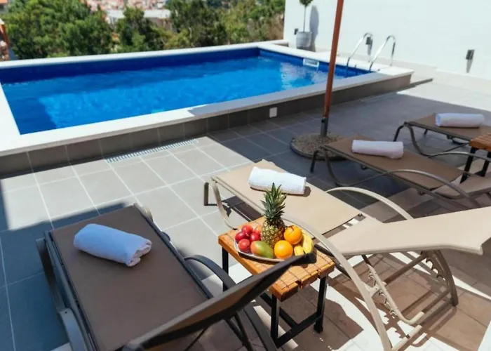 Trogrli - With Balcony شقة